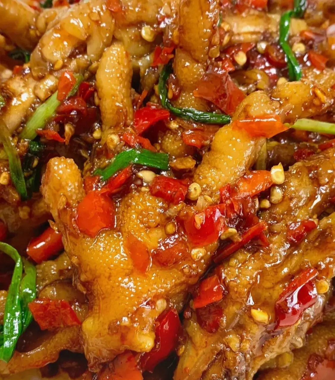 做法:  115:鸡爪剪掉指甲,冷水下锅,放大葱,姜片,料酒煮,煮二十五