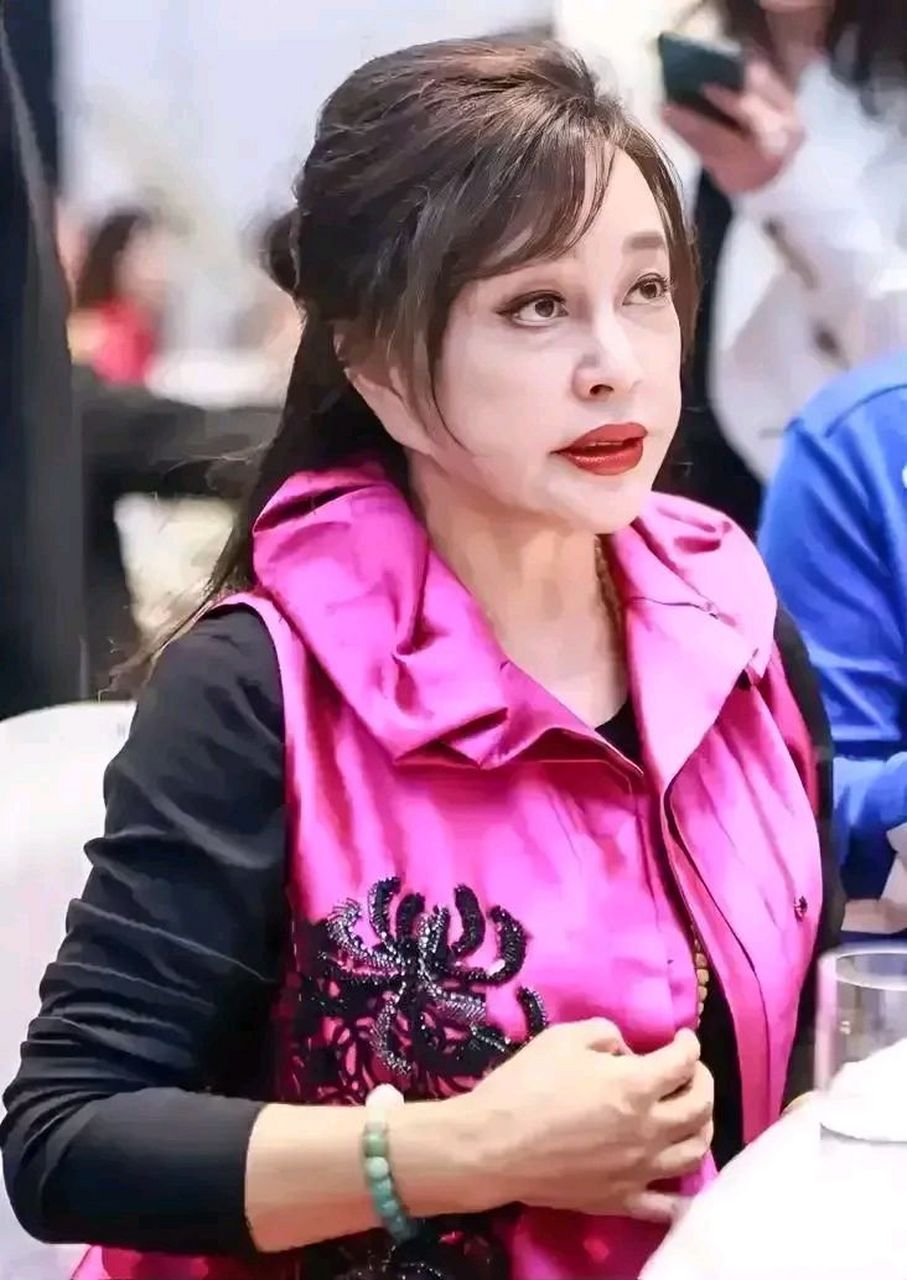 刘晓庆其实是化了妆的,假如卸妆后可以想象会吓到你吗?