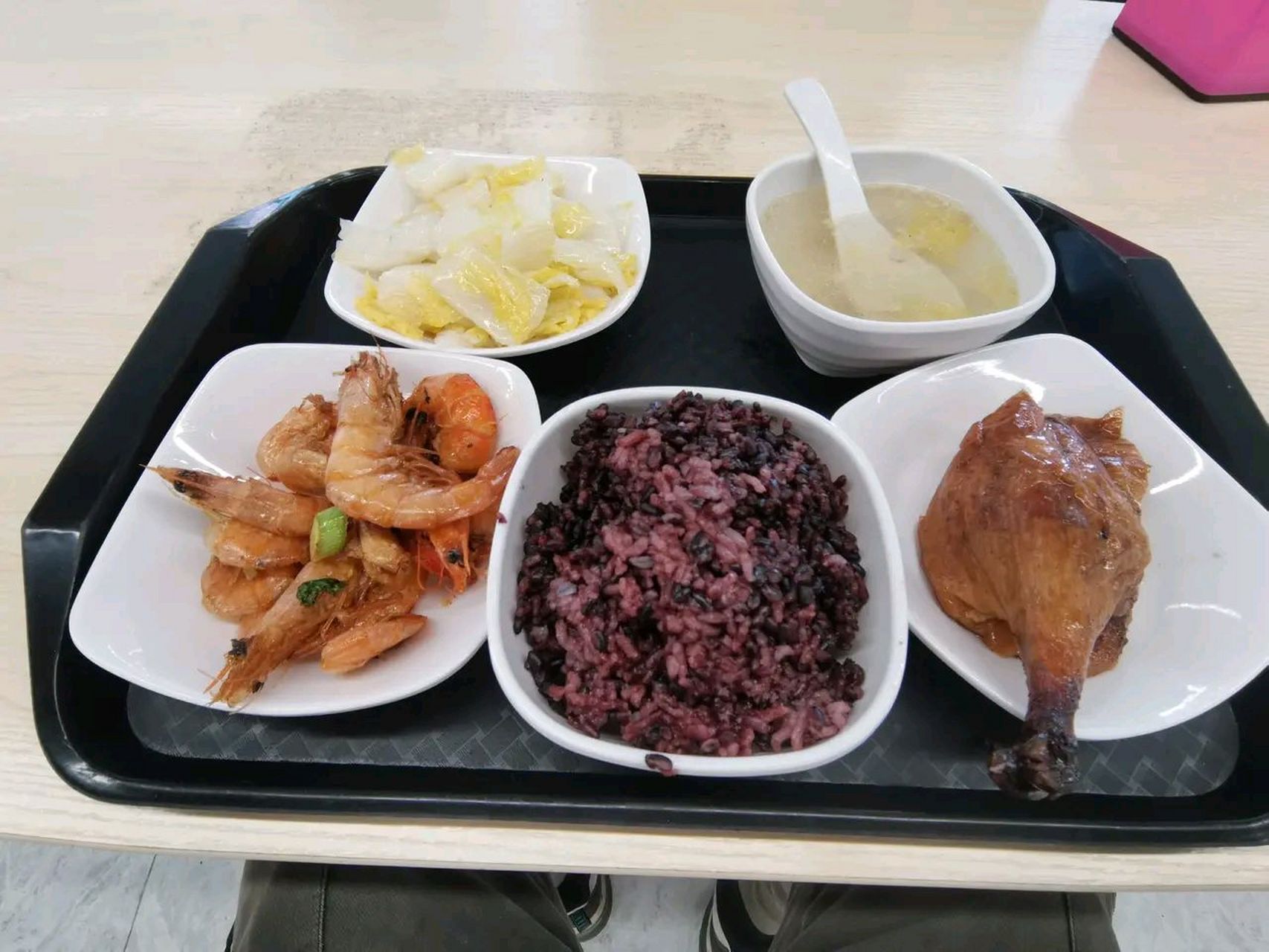 同样的饭菜,医院职工食堂收十几块,营养餐厅(患者食堂)收二十几块.