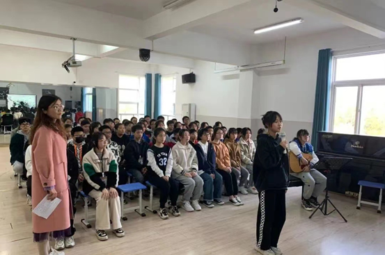 新疆克州二中与戴泽初中共同举行主题云班会