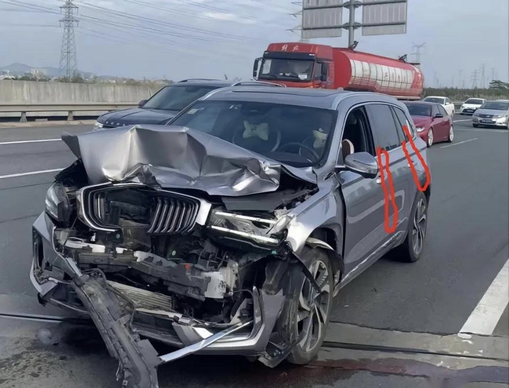 吉利星越l追尾奔驰a,废话不多说,有图有真相!