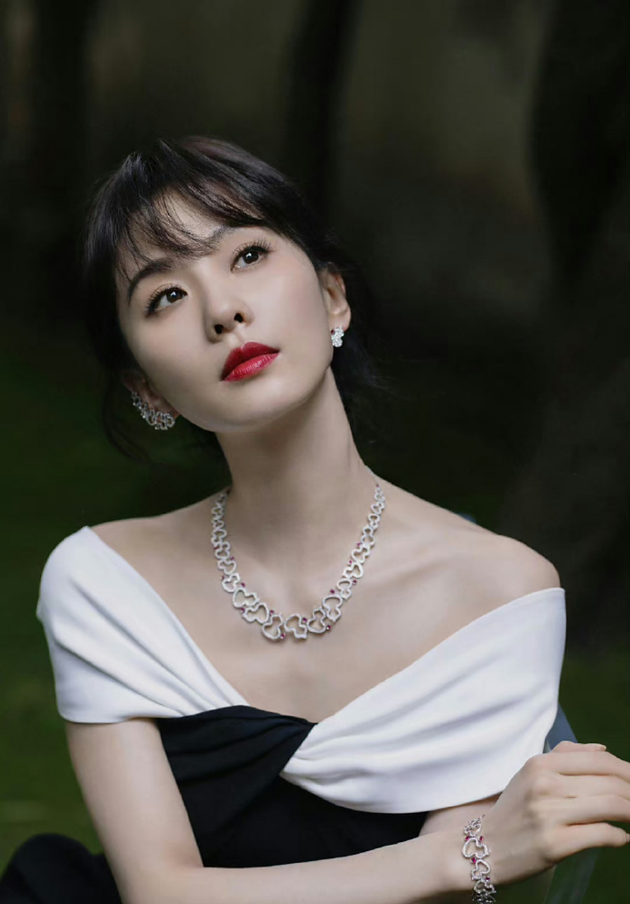 很少见刘诗诗齐刘海的造型吧,依旧是很美貌! 676767