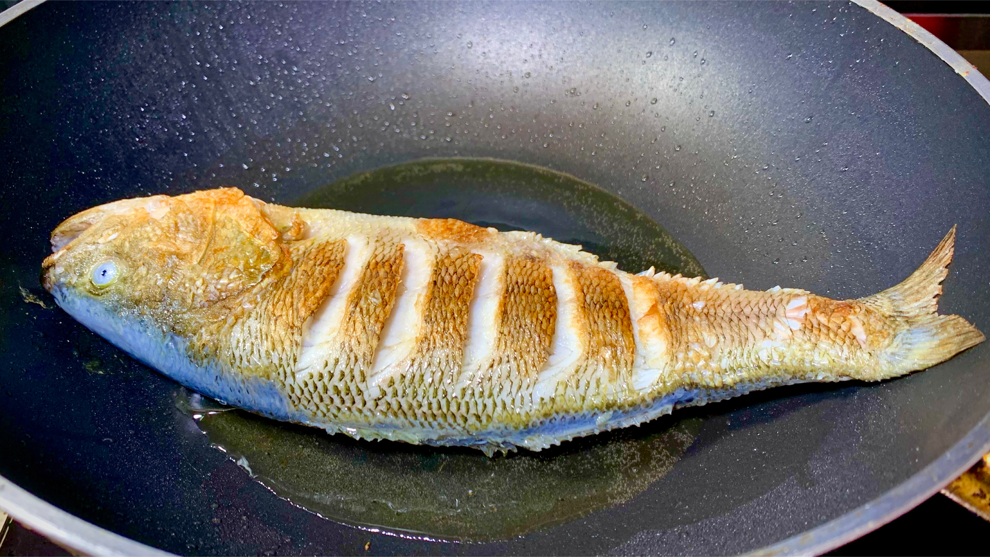 煎鱼时切记不要直接下锅，总厨分享一招，鱼肉鲜嫩，不破皮不粘锅