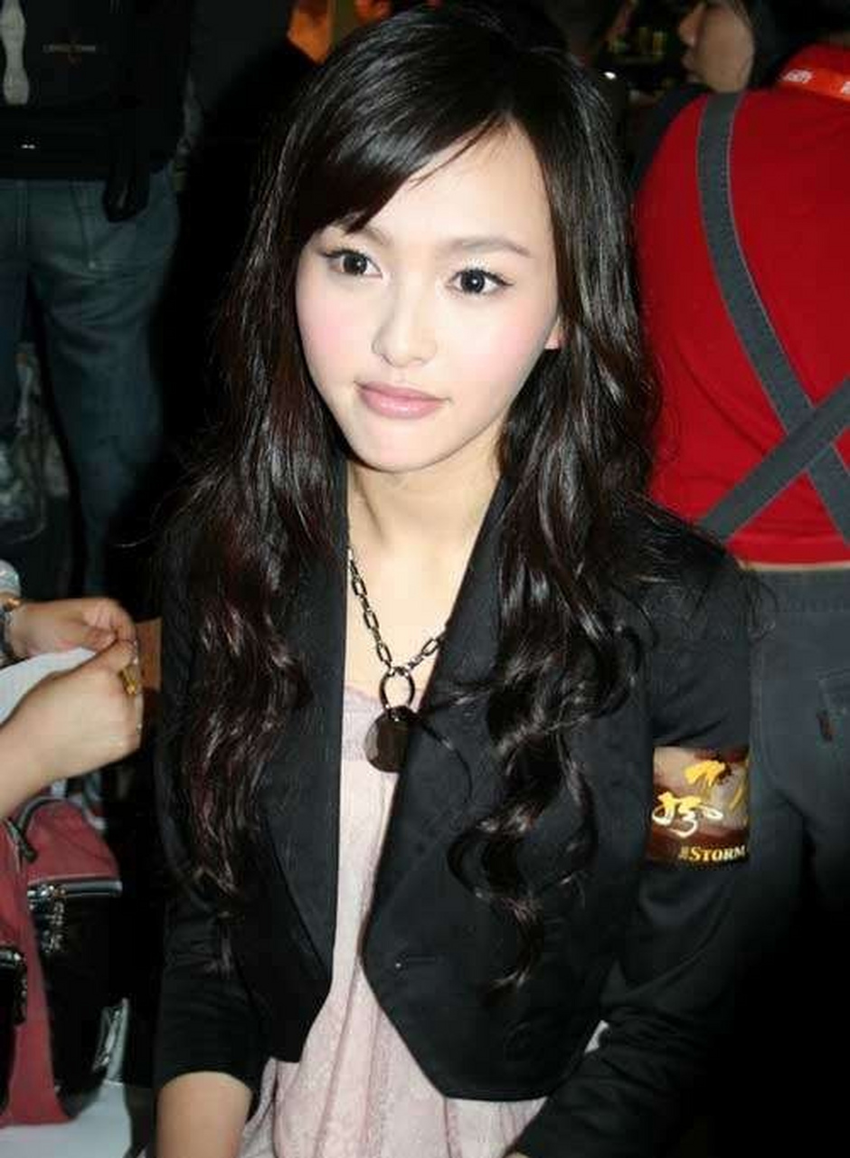 唐嫣早期旧照,斜刘海挺适合她的