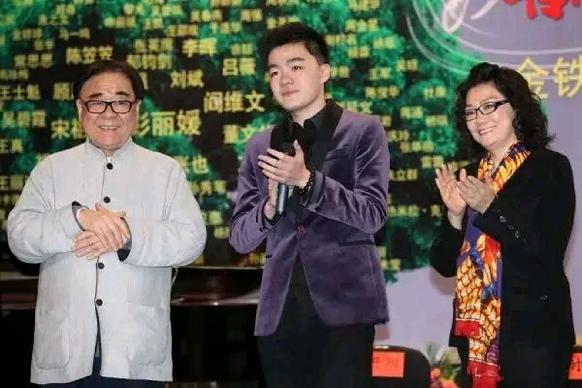 看《声入人心》时,就感觉金铁霖的儿子金圣权教养很好,歌技也相当不俗