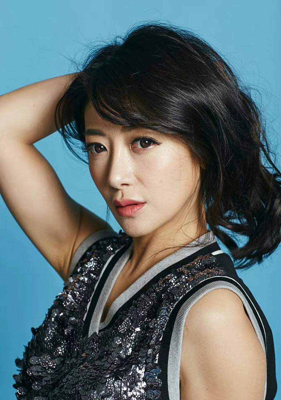 真不敢相信,女艺人陈紫函居然是70后,这长相这身材也太完美了吧?