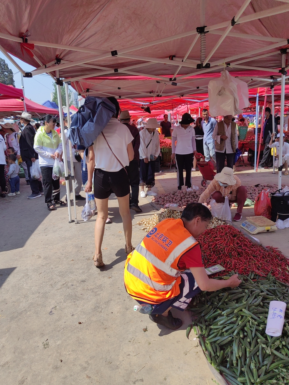 昔日热闹的昆明龙头街乡街子又回来了,地点在瓦窑村北京路上的驾校内