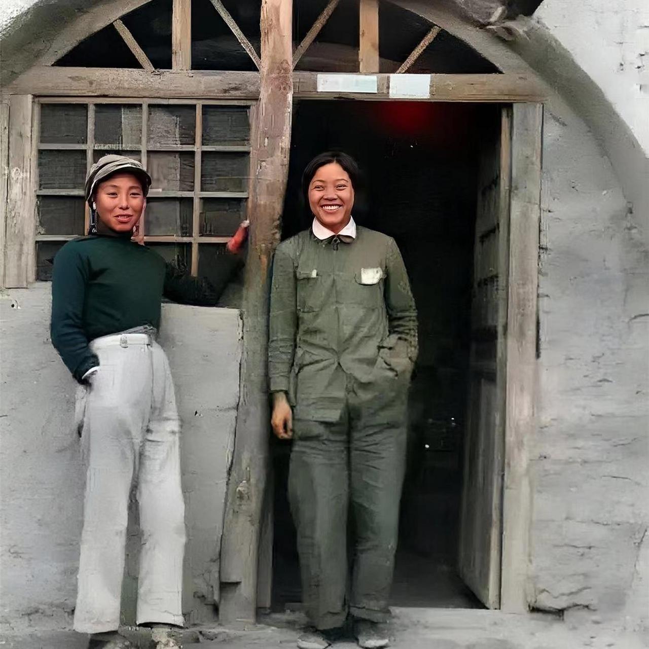 延安时期抗大的两名年轻女学生留下的珍贵照片.