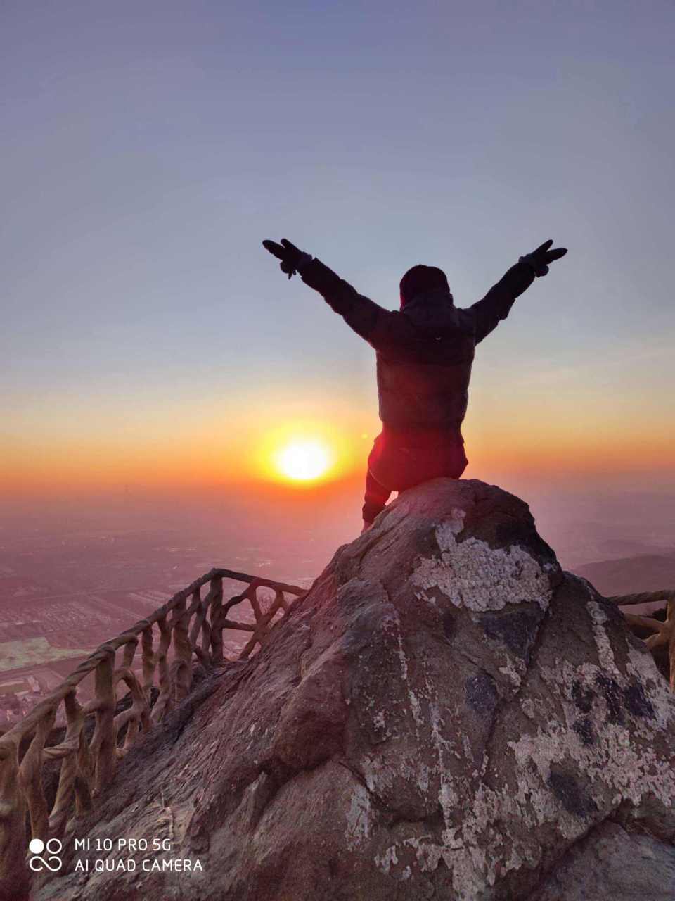 迎接全新的一天,拥抱阳光  清晨的阳光透过窗帘洒进房间,温暖而宁静