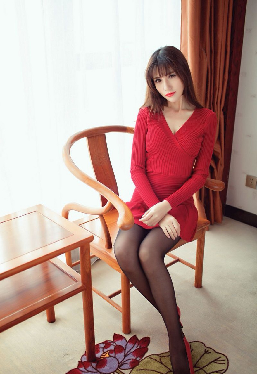 黑丝大长腿美女