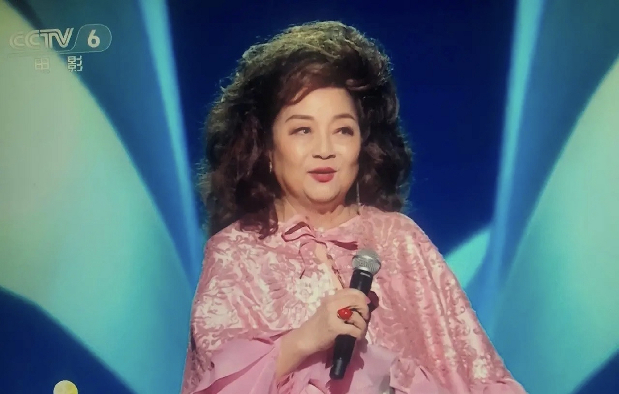 香港著名女歌手徐小凤真是高手高手高高手,这么大岁数,还能保持这么好