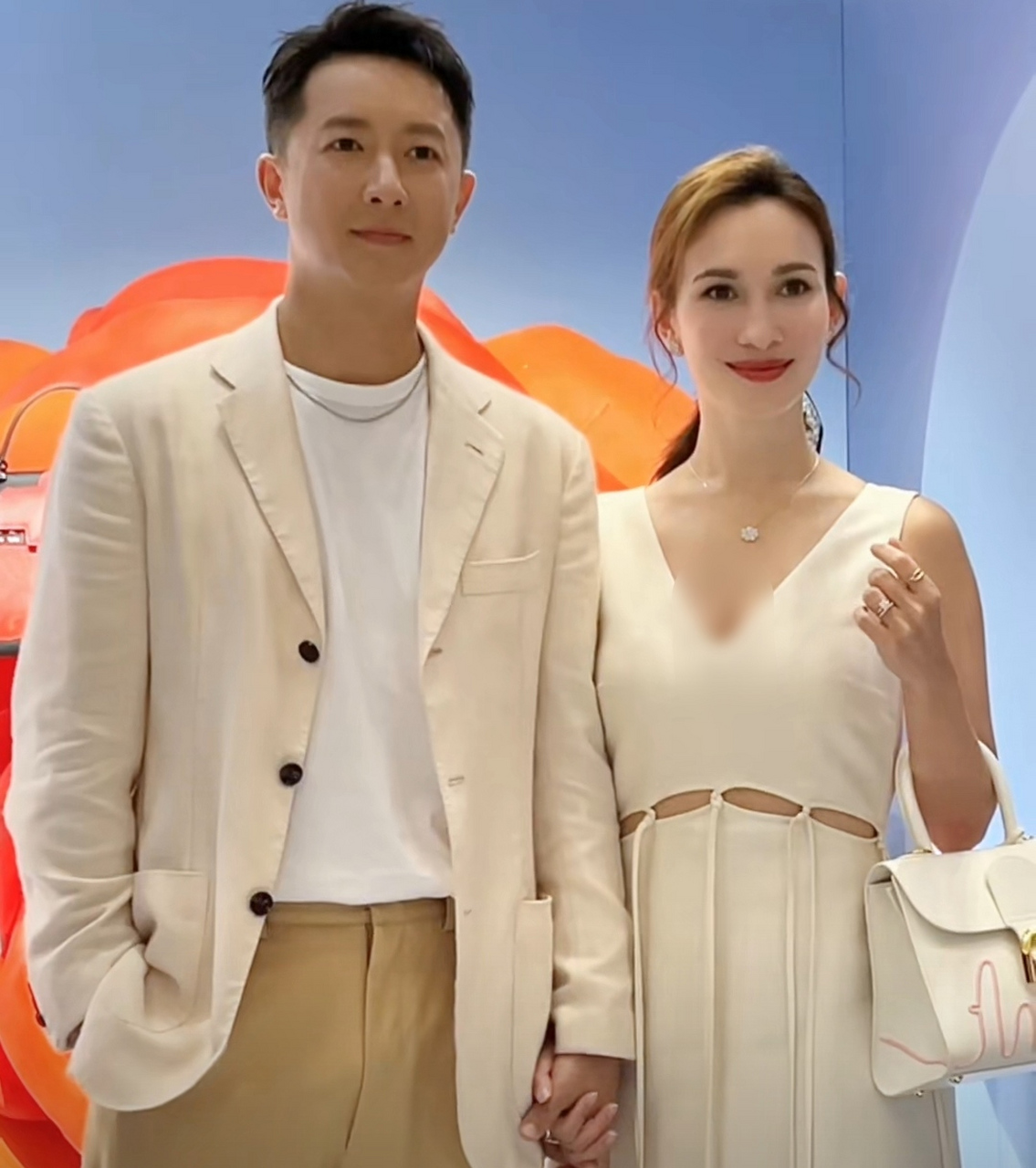 韩庚和老婆双双出席活动,夫妻档特别甜蜜,一看两人的面相就是很恩爱的