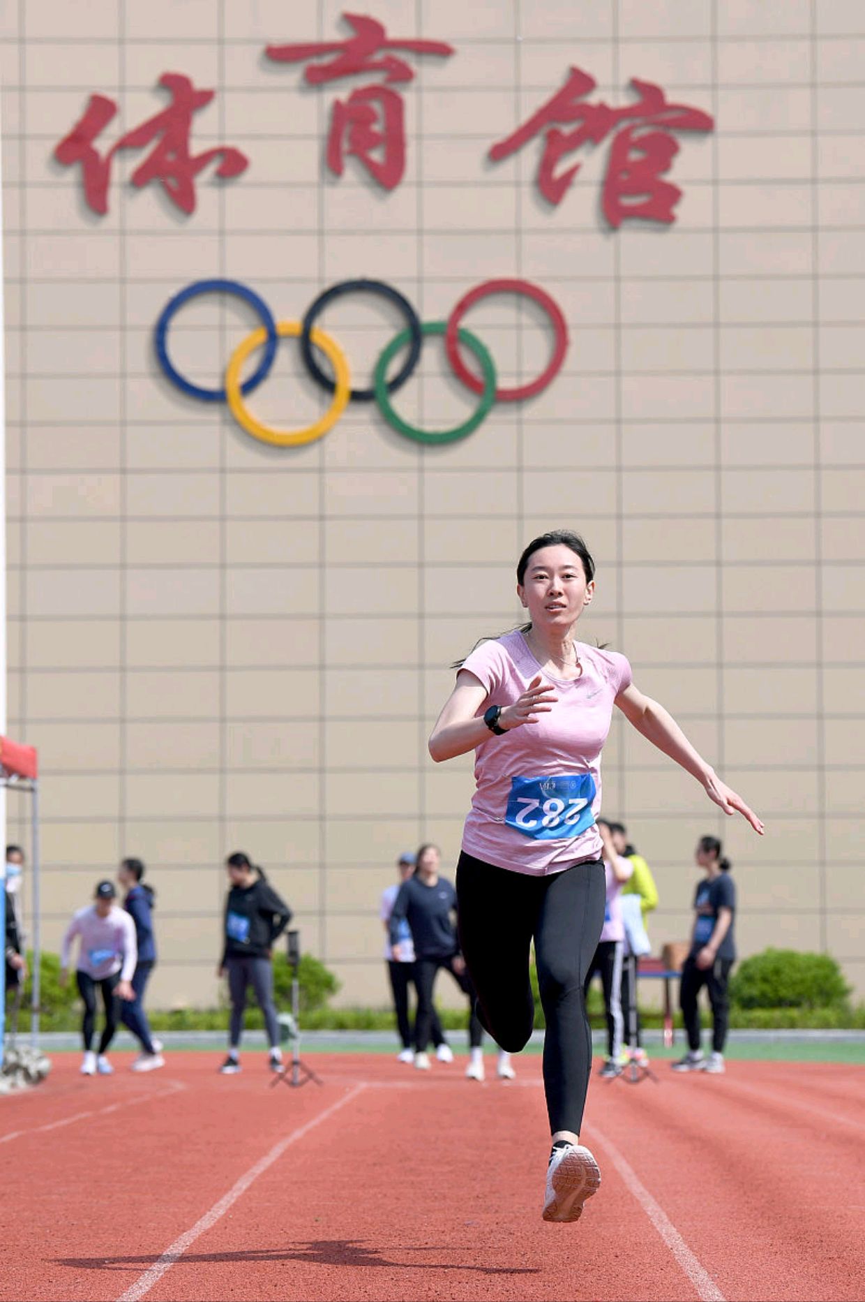 女子100米跑步比赛途中摔跤,接下来的动作震惊全场