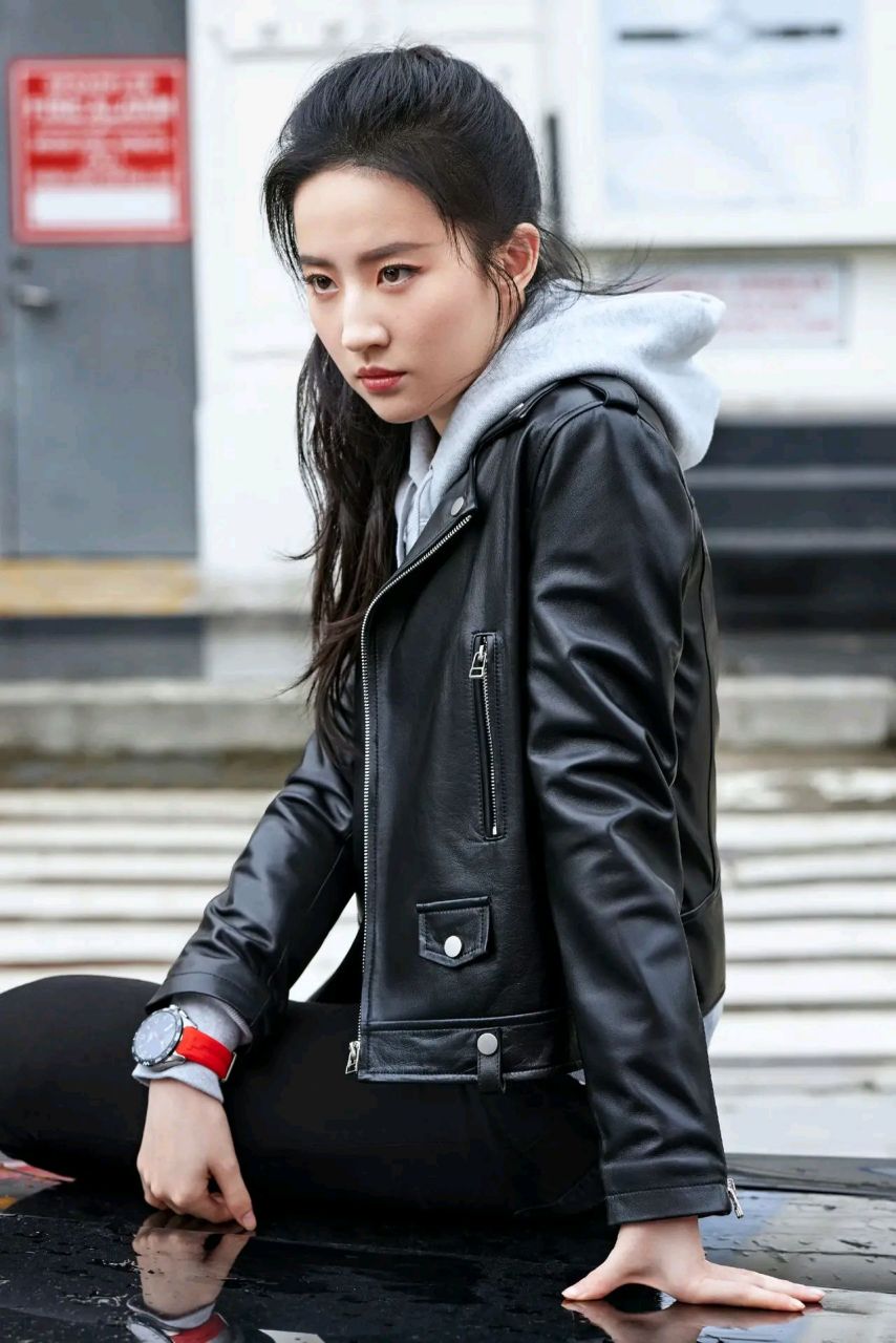 皮衣,牛仔裤,卫衣,简单而日常的打扮都被刘亦菲穿出帅气高级感,还得是