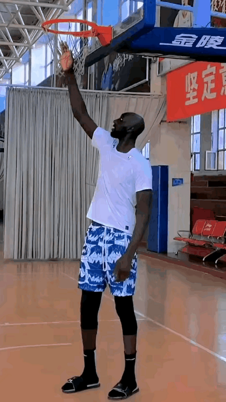 法尔,新疆新外援,身高2米28,臂展2米55,比姚明还要高啊,站在篮下踮起