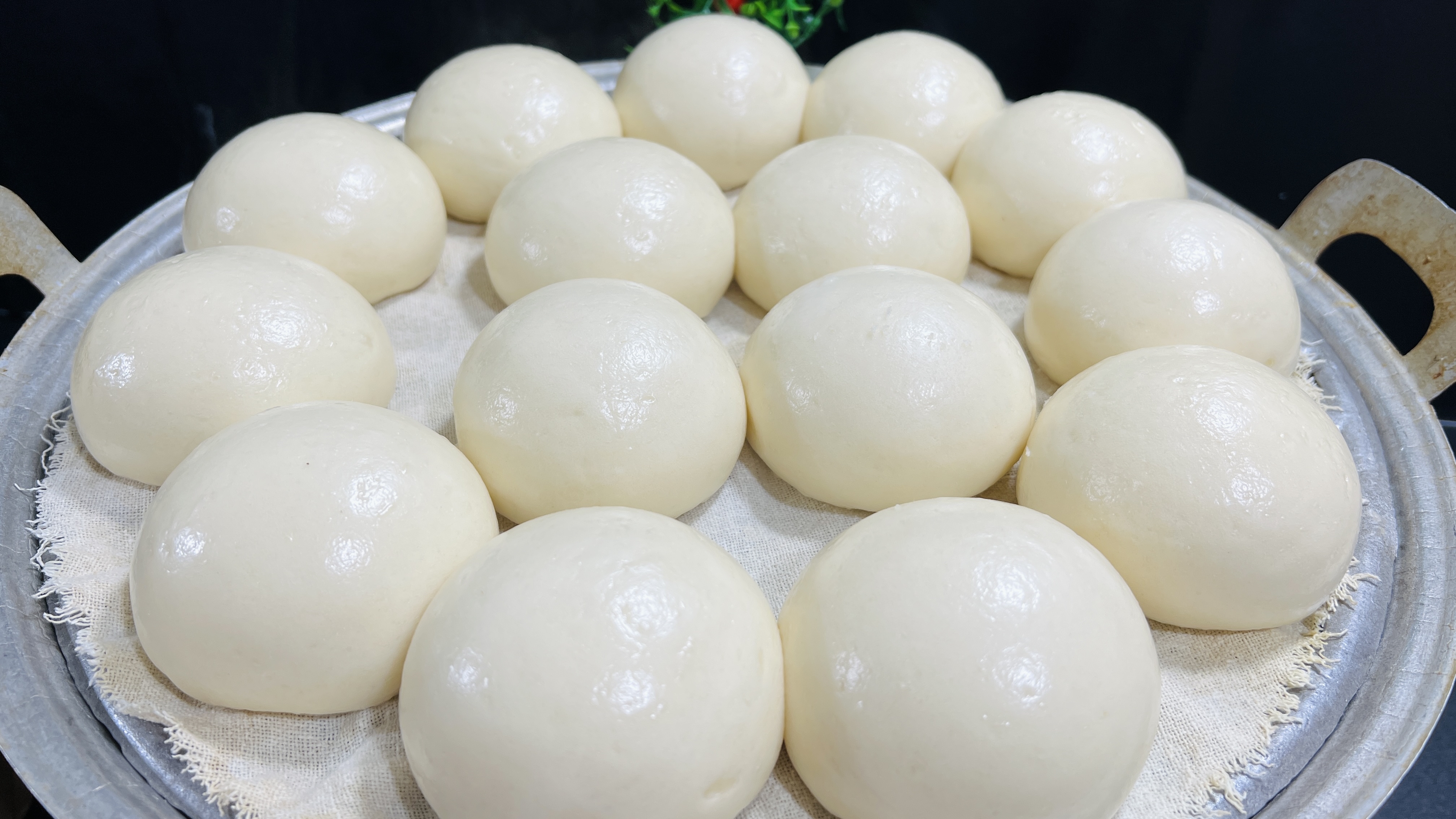 夏天蒸馒头,放酵母白糖泡打粉是大错!教你一招,松软白皙不塌陷