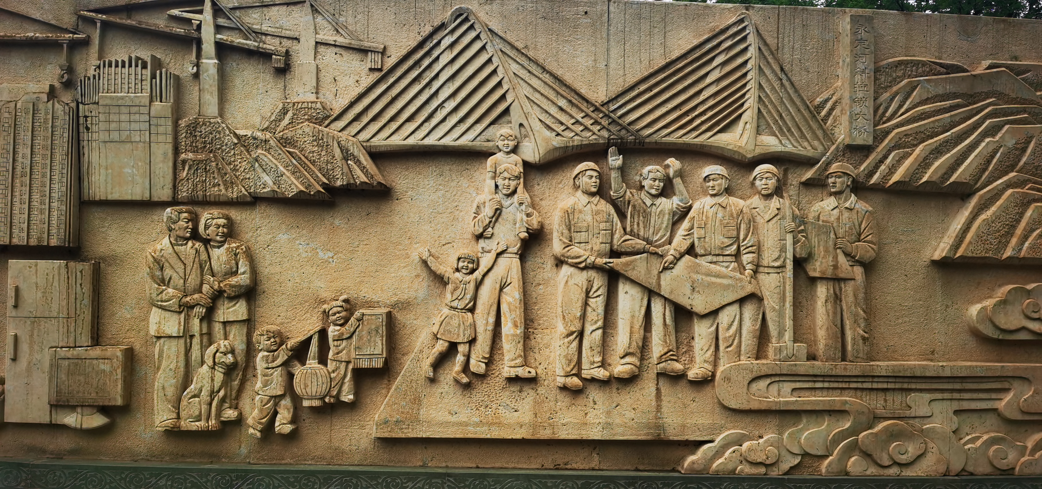 永定楼位于永定河畔,200米文化长廊展示门头沟的历史变迁和发展