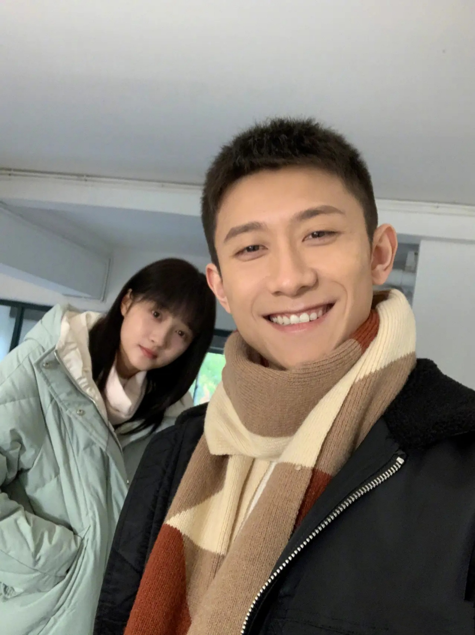 眼神里感觉是要"犯花痴"了吧?  #我们都爱聊八卦# #张一山# #关晓彤