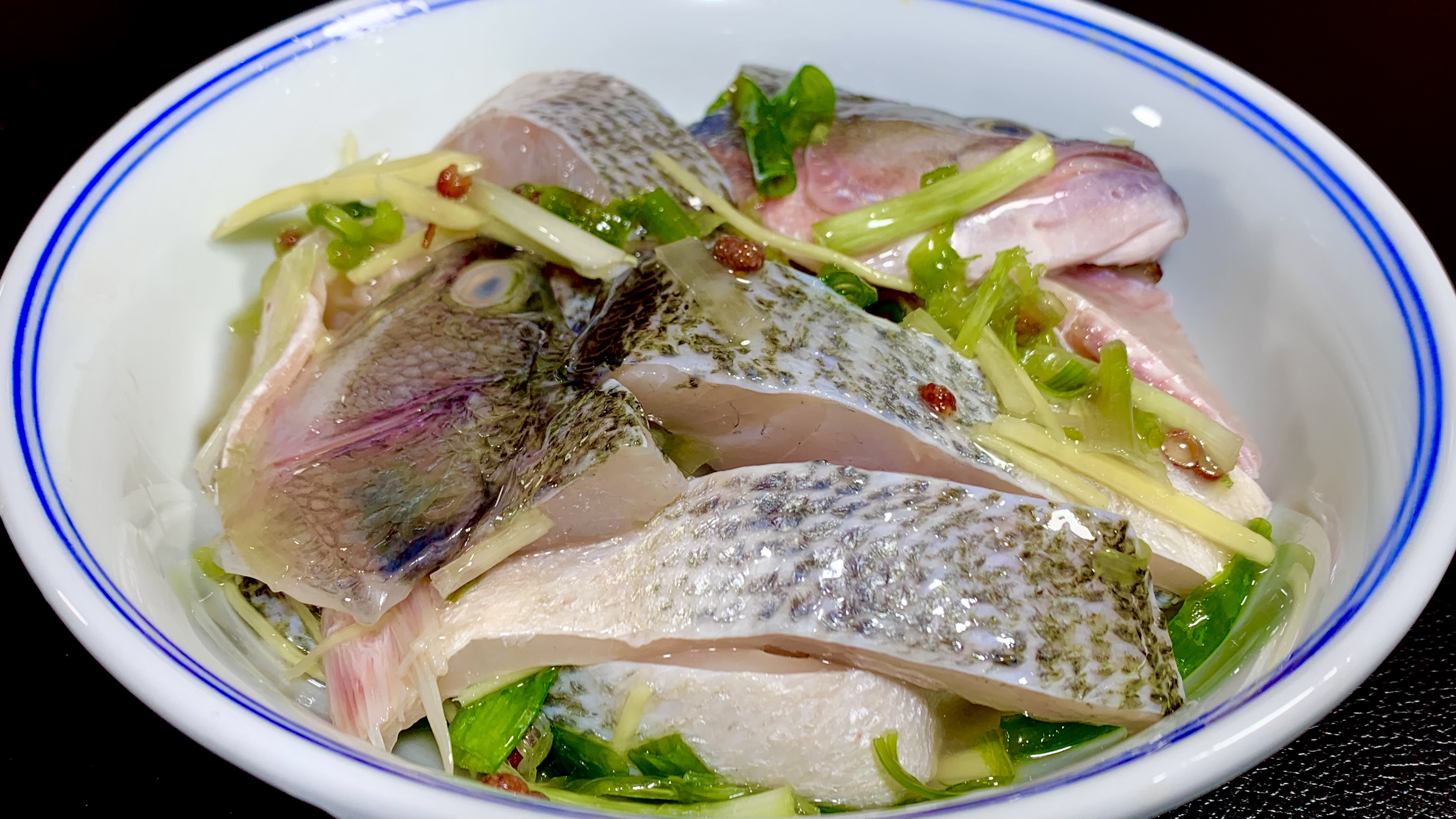 做红烧鲈鱼时，腌制很重要，不要放料酒和盐，教你一招，鱼肉鲜香