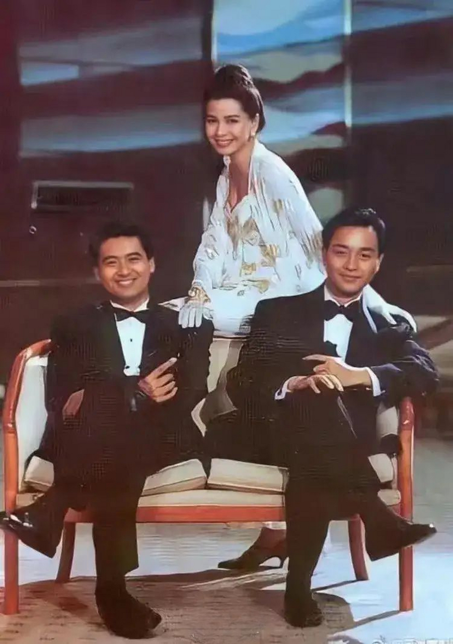 《纵横四海》时的剧照,照片中张国荣和周润发穿着一套黑色西装,端坐在