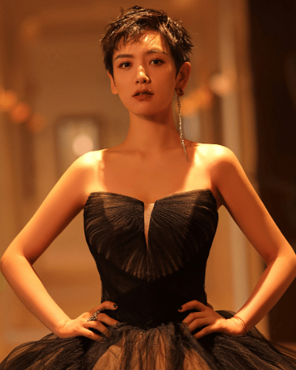 李晓峰这颜值应该算是短发女生里的天花板级别的了!