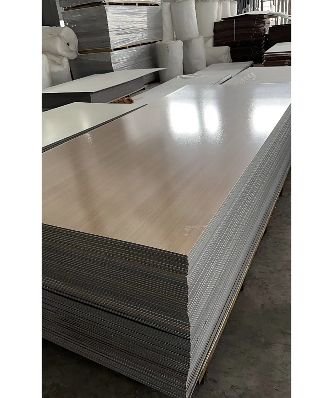 碳晶板全屋装修的利和弊 首先,碳晶板是一种利用碳晶材料制成的板材