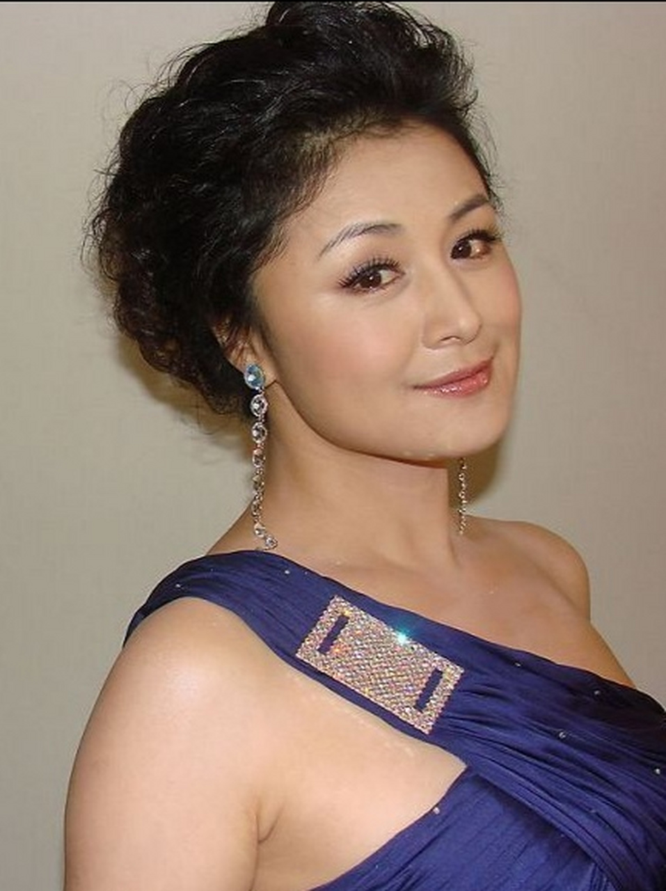 于月仙出生于内蒙古赤峰,中国内地影视女演员,导演,毕业于中央戏剧