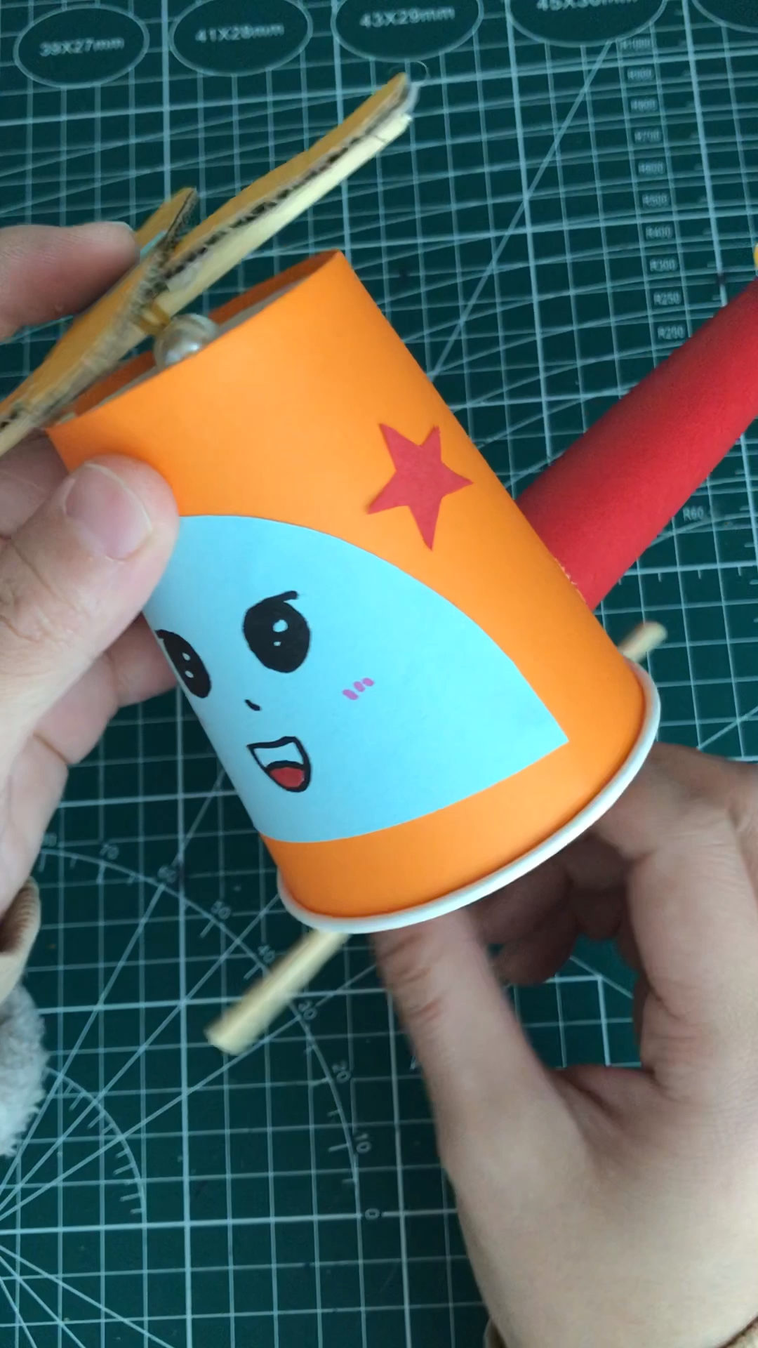 用一次性纸杯做个直升飞机做法简单快来动手给孩子们做吧