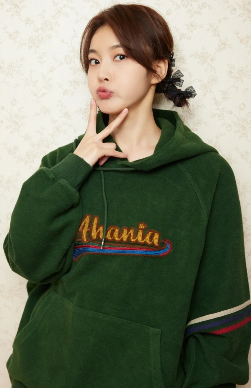 张佳宁晒2023手势照,每一张都是不同的表情和数字,气质俏皮有活力.