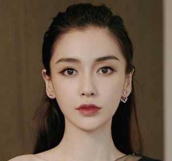 baby三亚度假接连不断地抽烟,素颜模样差点没认出来,你怎么看?