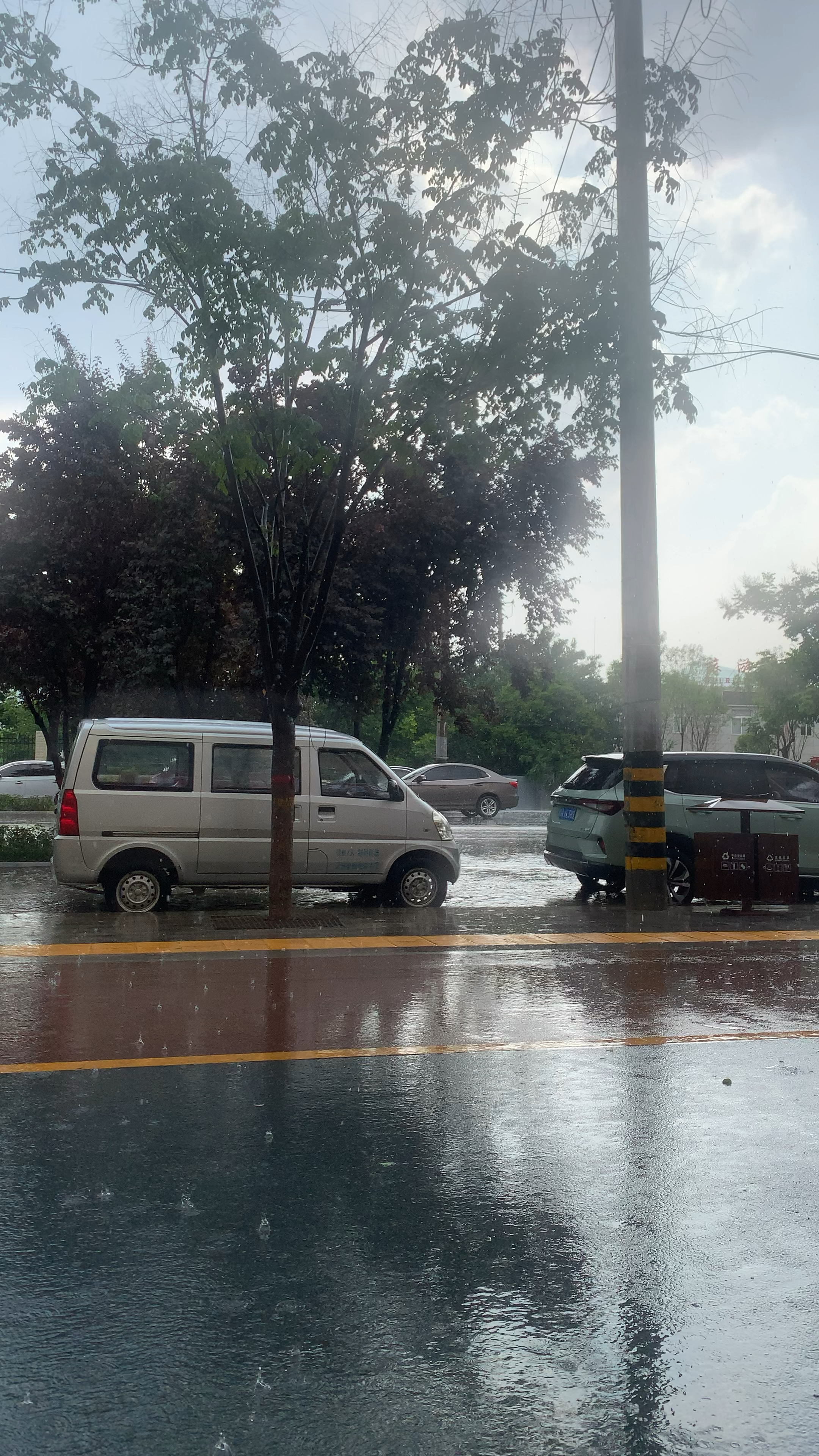 刚刚蓝田下起了大白雨瞬间凉快多了西安现在下雨了吗