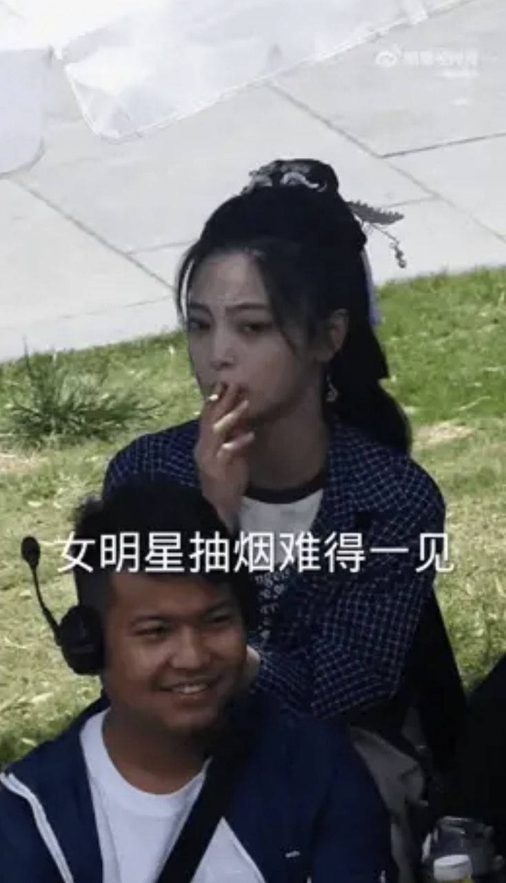 杨颖吸烟的图片图片