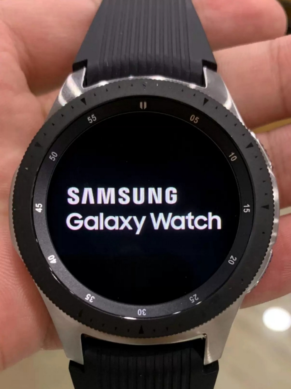 三星手表s4功能/续航 galaxvwatchs4有标志性的物理表圈.