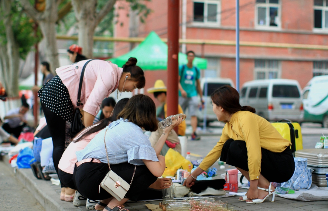女大学生校园摆摊修眉赚爆火,男生光顾最多?网友:跟洗脚一个道理