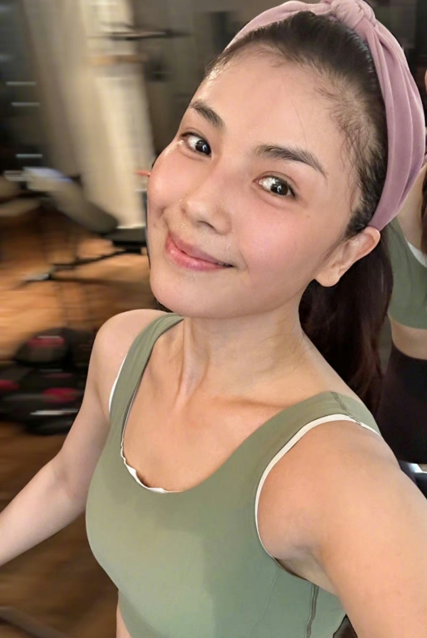 44岁刘涛端午节大吃大喝后开始健身,镜子里没p图的后背肌肉线条明显