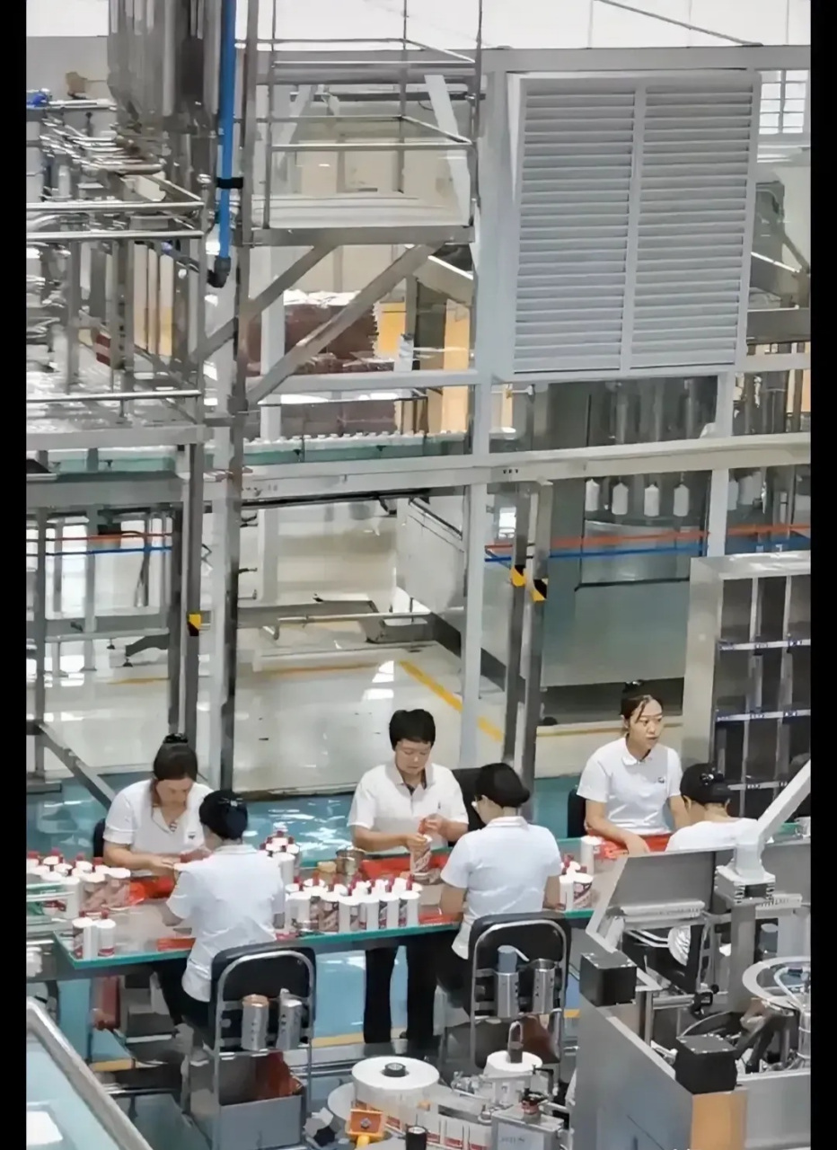 茅台酒的生产线,两个人的工位安排了十个人,没事干的工人闲得打瞌睡!