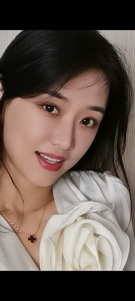 三妮阿姨是一位短视频博主,以独特的知性气质和阳光形象吸睛无数.