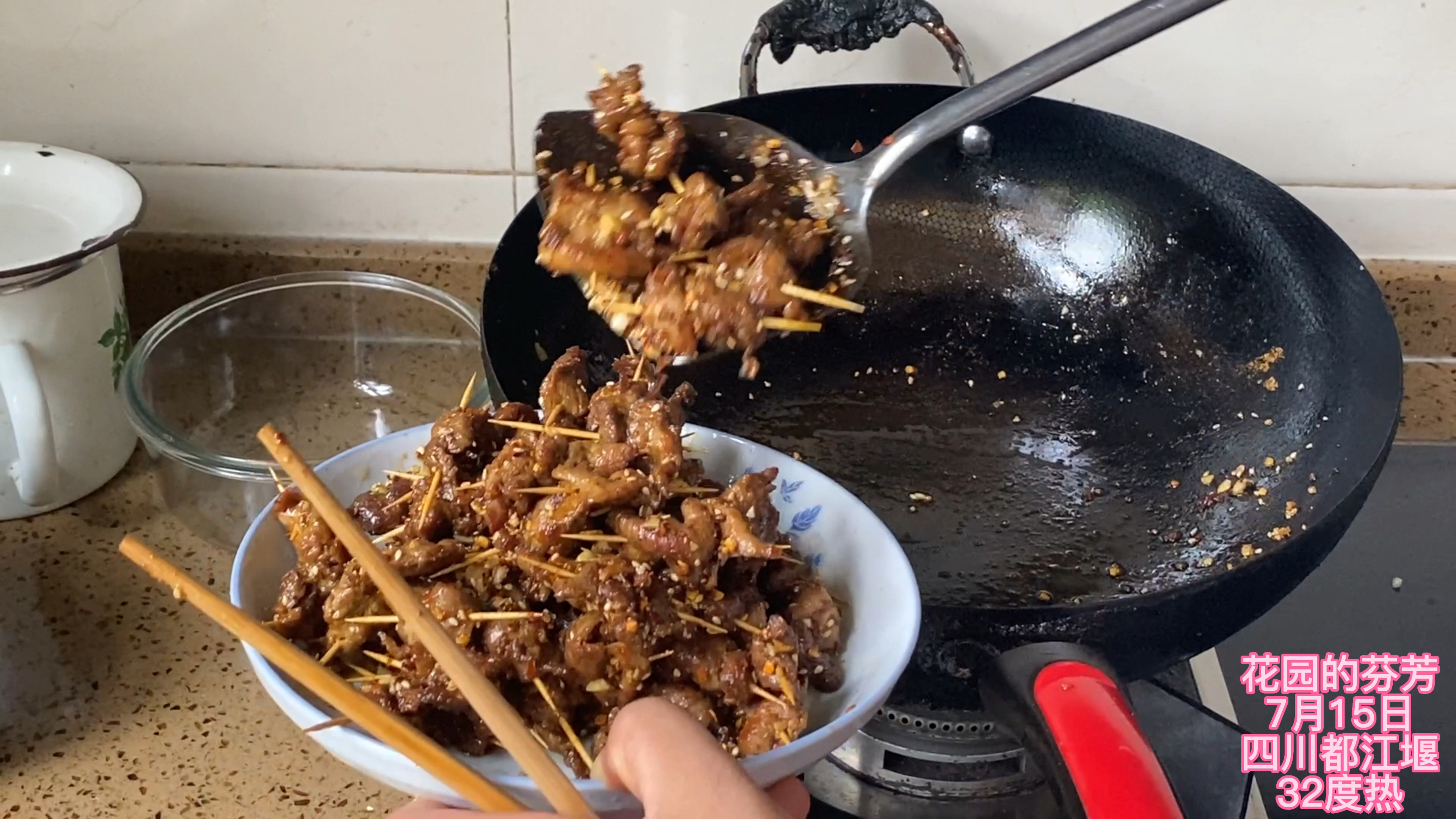 3斤猪肉加1包牙签,姐俩今天做孜然牙签肉,外焦里嫩,越嚼越香