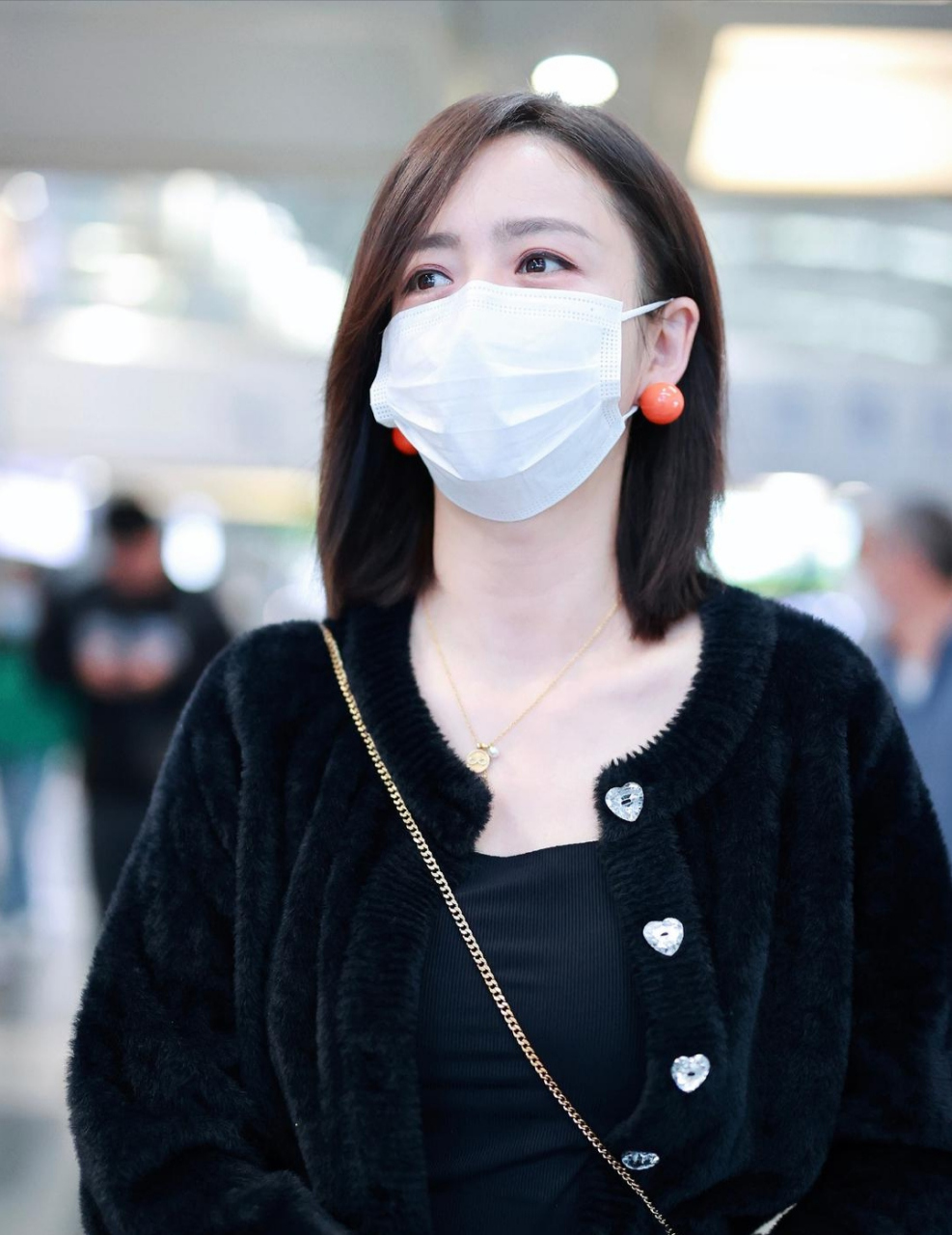 佟丽娅 最新机场街拍,毛绒短外套搭配棋盘格休闲裤,时尚舒适又保暖!