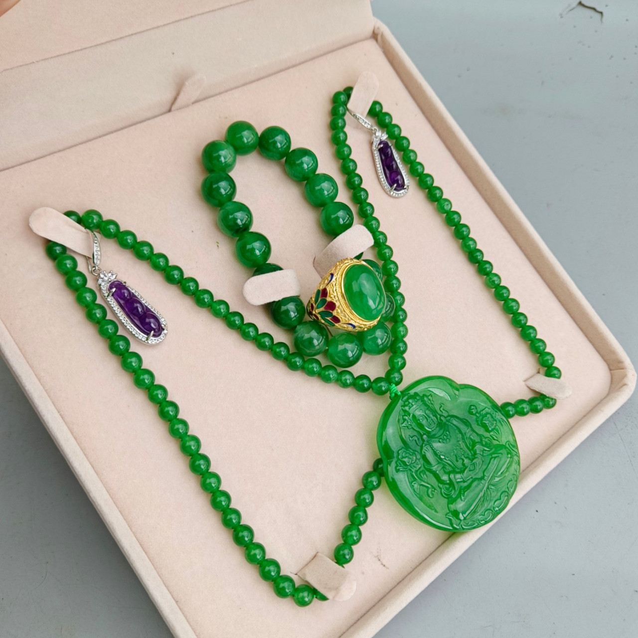 古玉老玉古董收藏的古代缅甸高冰满绿老翡翠首饰套装(莲花观音吊坠