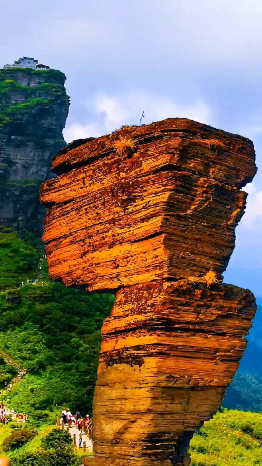 梵净山蘑菇石看似摇摇欲坠却又矗立万年