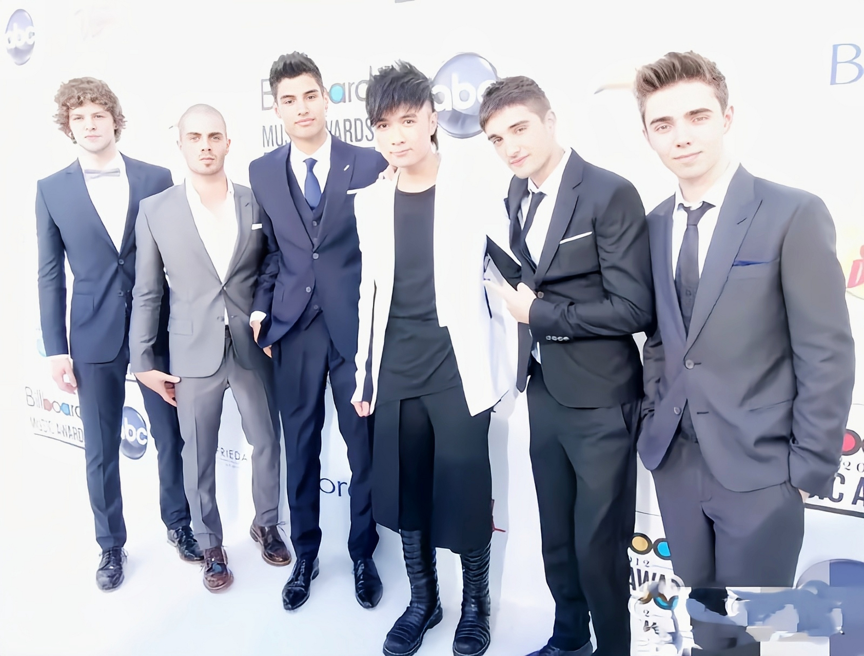 古巨基站c位,与5位外国帅哥合影.