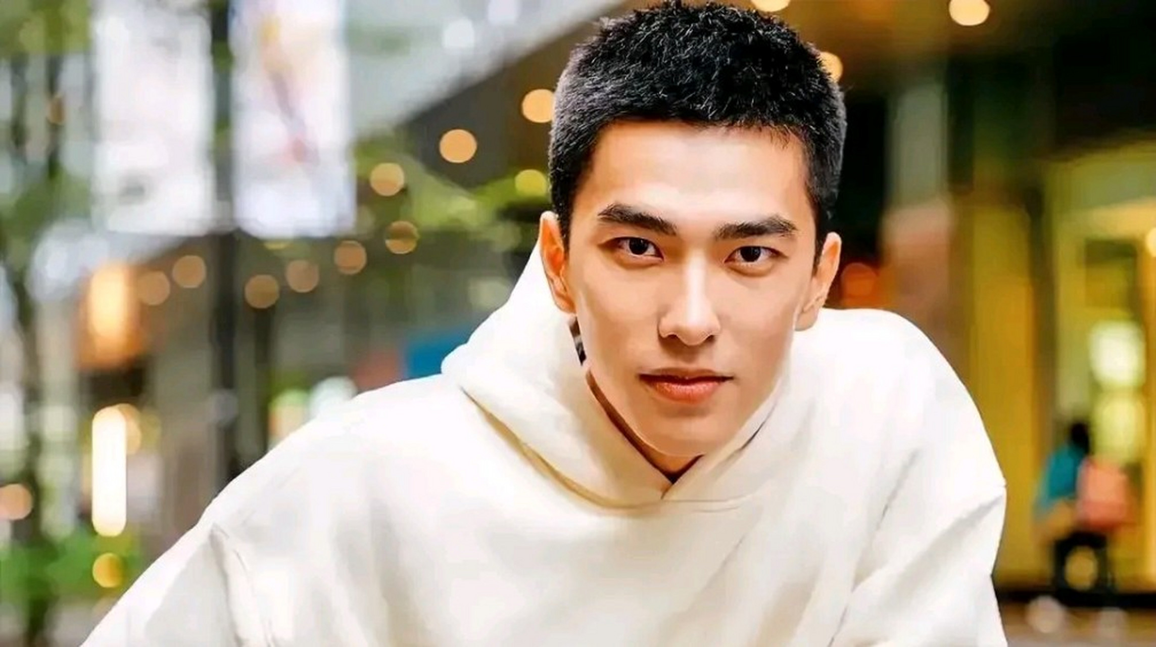 曾敬骅现在在湾湾也挺红的,那边的资本也有意