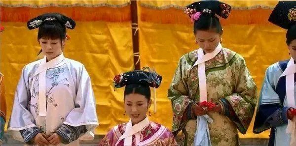《甄嬛传》第一集中的宫廷选秀场景犹如一场令人紧张的工作面试,秀女