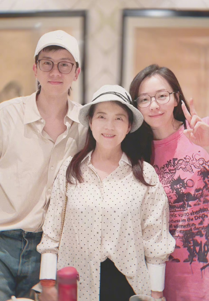 张杰和张靓颖一起过节,两人合影都是素颜,状态还不错.