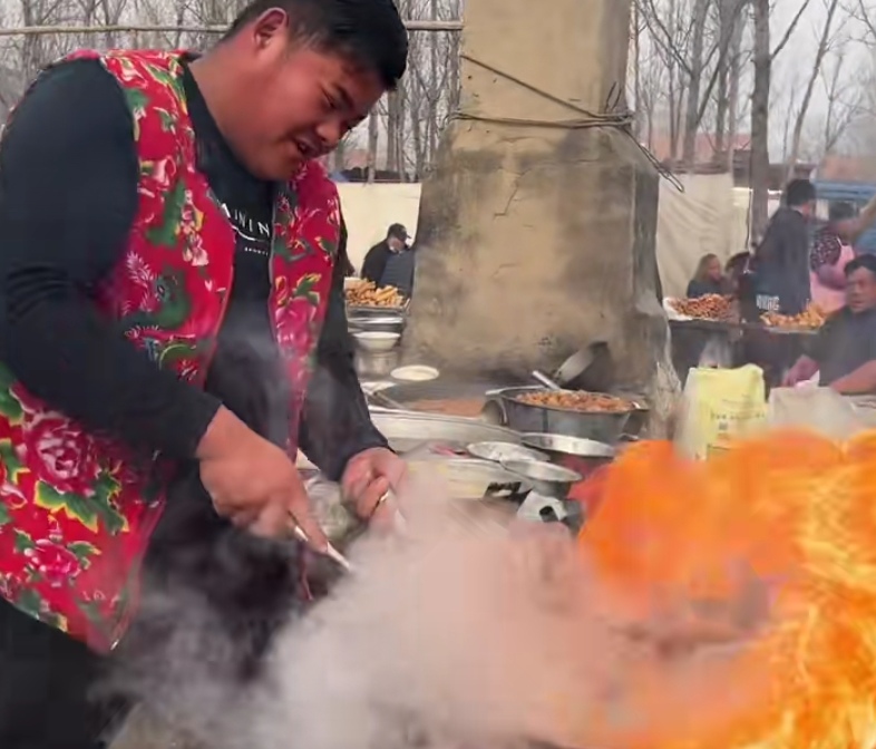 山东小伙集市卖奇葩小吃,全国人民都来看,整个集市无人敌