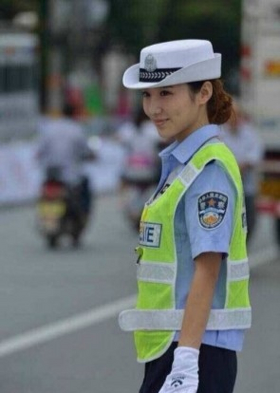 汉中美女交警在执勤中