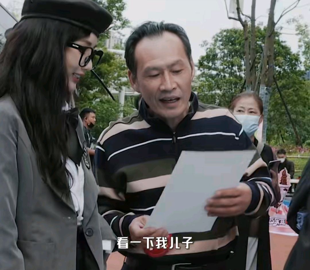 萌探:黄子韬毛晓彤勇闯相亲角,黄子韬被嫌弃,毛晓彤被追捧