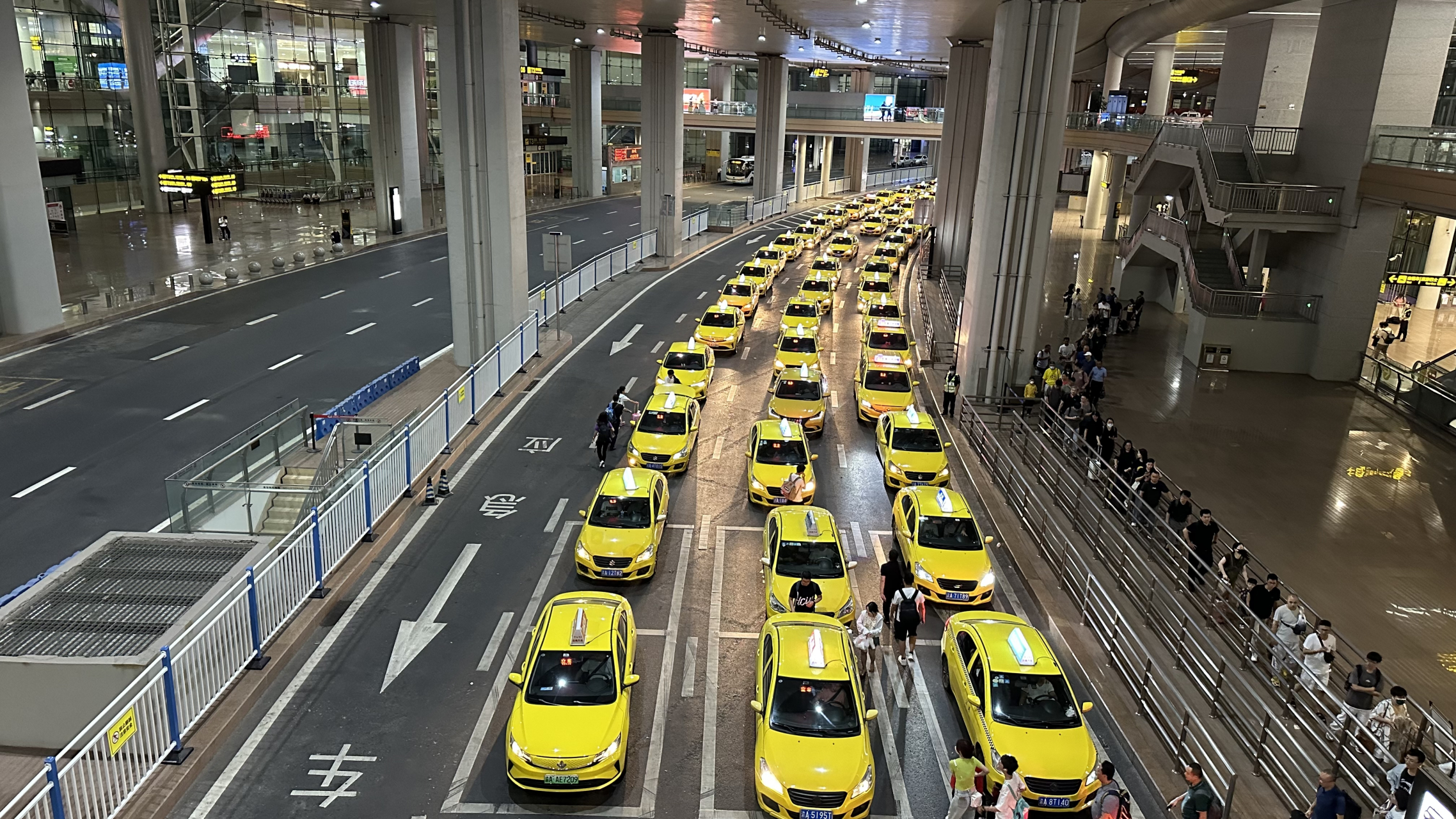 重庆江北国际机场附近的出租车队气势庞大