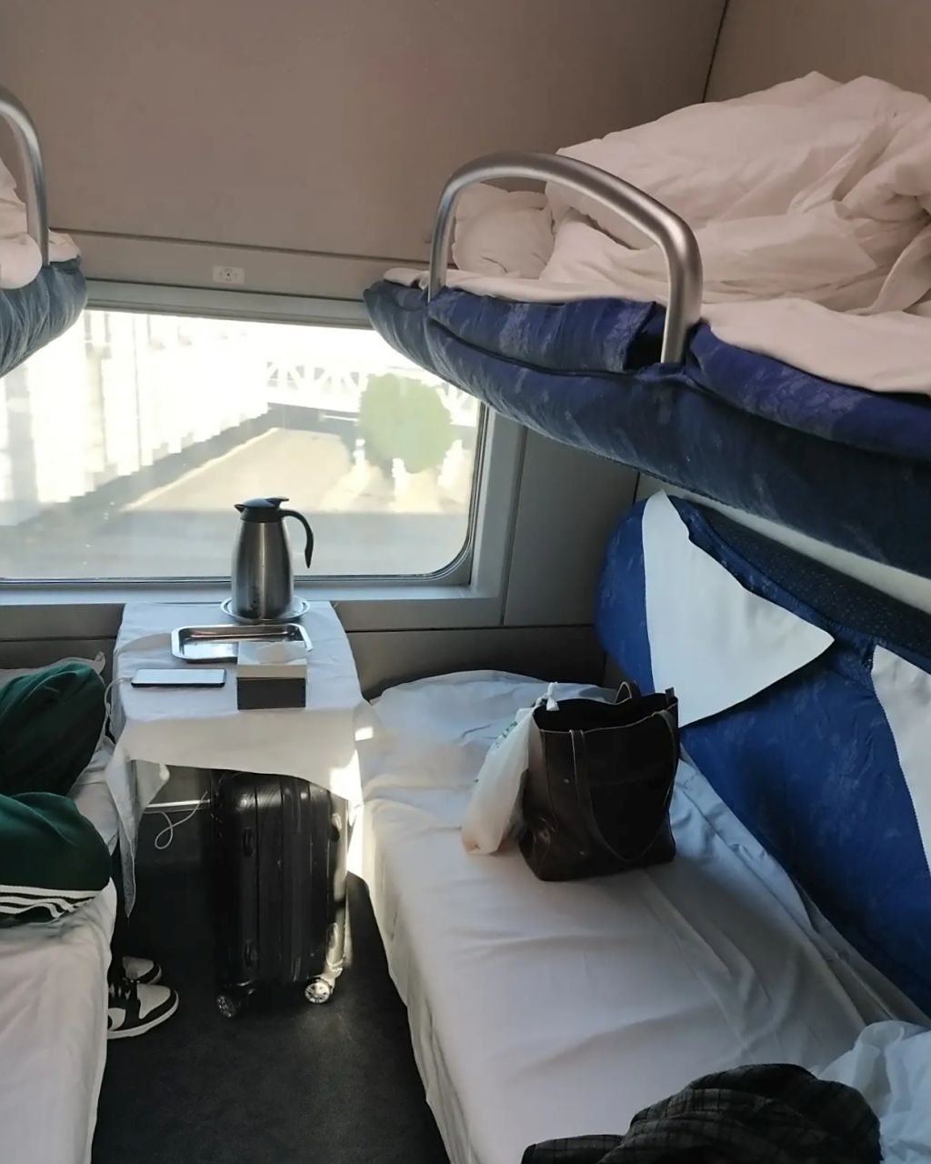 女白领,第一次坐动车卧铺,实话讲,睡是能睡,就是有点太尴尬.